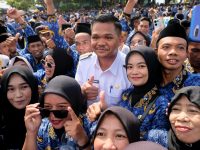 Menutup Tahun 2025, Pemerintah Kabupaten Bantaeng melalui Badan Kepegawaian dan Pengembangan Sumber Daya Manusia (BKPSDM) melaksanakan penyerahan Surat Keputusan kepada Pegawai Pemerintah Dengan Perjanjian Kerja (PPPK) Tahap 2 Formasi Tahun 2024 dan Pegawai Pemerintah dengan Perjanjian Kerja (PPPK) Paruh Waktu Tahun 2025 di Lapangan Pantai Seruni, Rabu (31/12).