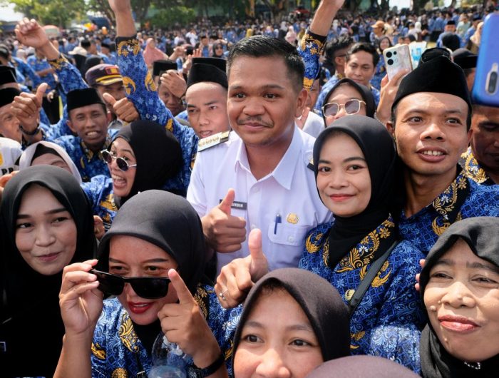 Menutup Tahun 2025, Pemerintah Kabupaten Bantaeng melalui Badan Kepegawaian dan Pengembangan Sumber Daya Manusia (BKPSDM) melaksanakan penyerahan Surat Keputusan kepada Pegawai Pemerintah Dengan Perjanjian Kerja (PPPK) Tahap 2 Formasi Tahun 2024 dan Pegawai Pemerintah dengan Perjanjian Kerja (PPPK) Paruh Waktu Tahun 2025 di Lapangan Pantai Seruni, Rabu (31/12).