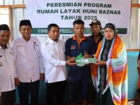 Wali Kota Tasming Hamid Serahkan Bantuan dan Letakkan Batu Pertama Rumah Layak Huni untuk Korban Kebakaran