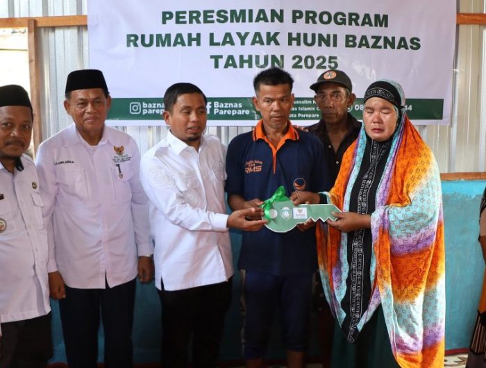 Wali Kota Tasming Hamid Serahkan Bantuan dan Letakkan Batu Pertama Rumah Layak Huni untuk Korban Kebakaran