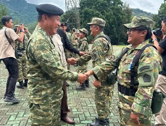 Kementerian Pertahanan Republik Indonesia (Kemhan RI) resmi menutup rangkaian kegiatan Pembekalan Awak Media tentang Prosedur Kedaruratan di Daerah Rawan Tahun Anggaran 2025. Upacara penutupan digelar di Resimen Latihan dan Pertempuran (Menlatpur) Kostrad Sanggabuana, Karawang, Sabtu (20/12/2025).