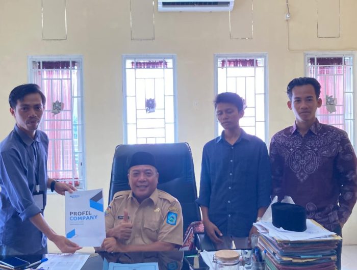 Kepala Dinas Komunikasi dan Informatika (Kominfo) Kabupaten Dompu menerima kunjungan pengurus Media **Netral.co.id** dalam rangka membahas peluang kerja sama publikasi antara pemerintah daerah dan media, Selasa (23/12/2025).