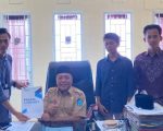 Kepala Dinas Komunikasi dan Informatika (Kominfo) Kabupaten Dompu menerima kunjungan pengurus Media **Netral.co.id** dalam rangka membahas peluang kerja sama publikasi antara pemerintah daerah dan media, Selasa (23/12/2025).