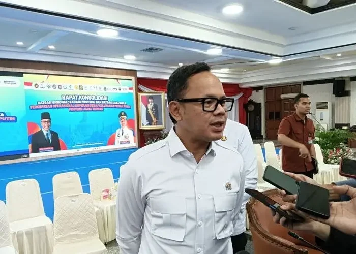 Komisi Pemberantasan Korupsi (KPK) menetapkan Bupati Bekasi nonaktif Ade Kuswara Kunang (ADK) bersama ayahnya, HM Kunang (HMK), sebagai tersangka dalam kasus dugaan suap ijon proyek.