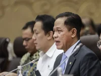 Menteri Lingkungan Hidup, Hanif Faisol, menyegel operasional lima perusahaan pertambangan di Sumatera Barat (Sumbar) menyusul bencana banjir bandang dan tanah longsor yang melanda sejumlah wilayah dan menelan ratusan korban jiwa.