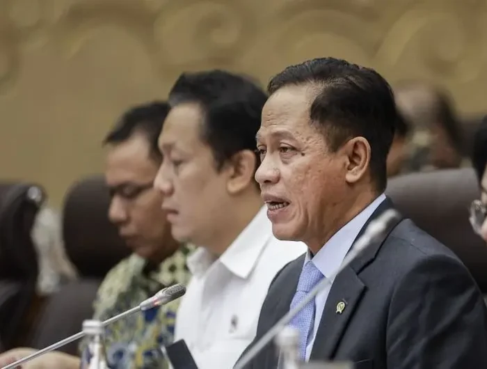 Buntut Banjir Bandang Sumbar, Menteri LH Segel Lima Perusahaan Tambang 13 Menteri Lingkungan Hidup, Hanif Faisol, menyegel operasional lima perusahaan pertambangan di Sumatera Barat (Sumbar) menyusul bencana banjir bandang dan tanah longsor yang melanda sejumlah wilayah dan menelan ratusan korban jiwa.