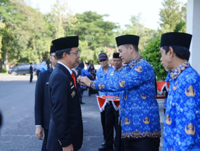 Pangkep Memberikan Penghargaan kepada ASN Berusia 10, 20, dan 30 Tahun Pengabdian