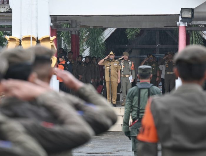 Gubernur Sulawesi Selatan, Andi Sudirman Sulaiman menyampaikan pesan penting saat bertindak sebagai inspektur upacara dalam rangka Hari Jadi ke-59 tahun Polisi Kehutanan, Apel Gelar Pasukan Simulasi Penanggulangan Huru Hara menjelang pergantian tahun 2025/2026 di di Halaman Kantor Gubernur Sulsel, Senin (22/12/2025).