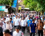 Gubernur Sulawesi Selatan, Andi Sudirman Sulaiman, melepas ribuan peserta Jalan Sehat Anti Mager yang dipusatkan di Alun-alun Citramas, Kabupaten Pangkep, Minggu (21/12/2025).