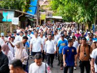Gubernur Sulawesi Selatan, Andi Sudirman Sulaiman, melepas ribuan peserta Jalan Sehat Anti Mager yang dipusatkan di Alun-alun Citramas, Kabupaten Pangkep, Minggu (21/12/2025).