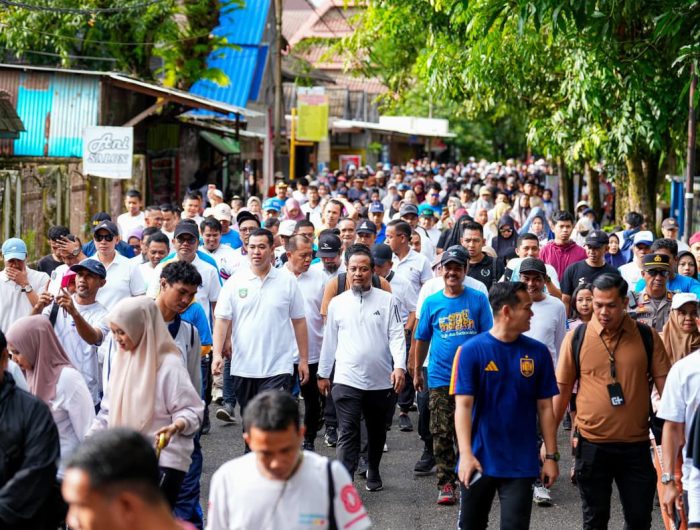 Gubernur Sulawesi Selatan, Andi Sudirman Sulaiman, melepas ribuan peserta Jalan Sehat Anti Mager yang dipusatkan di Alun-alun Citramas, Kabupaten Pangkep, Minggu (21/12/2025).