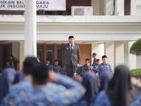 Bupati Bantaeng, M. Fathul Fauzy Nurdin, bertindak selaku Inspektur Upacara pada Peringatan Hari Bela Negara ke-77 Tahun 2025 yang digelar di Halaman Kantor Bupati Bantaeng, Senin, (22/12/2025) pagi.