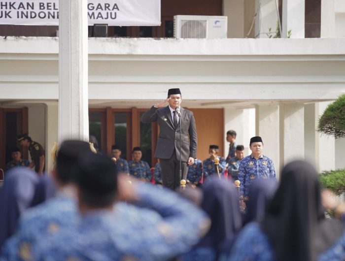 Bupati Bantaeng, M. Fathul Fauzy Nurdin, bertindak selaku Inspektur Upacara pada Peringatan Hari Bela Negara ke-77 Tahun 2025 yang digelar di Halaman Kantor Bupati Bantaeng, Senin, (22/12/2025) pagi.