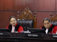 Mahkamah Konstitusi (MK) mengabulkan sebagian permohonan uji materiil yang diajukan Ikatan Wartawan Hukum (Iwakum) terhadap Pasal 8 Undang-Undang Nomor 40 Tahun 1999 tentang Pers (UU Pers).
