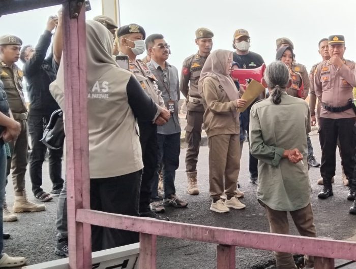 Pemerintah Kota Parepare melakukan pengamanan aset daerah berupa lahan eks Pasar Seni di Kelurahan Cappagalung, Kecamatan Bacukiki Barat, Jumat, (2/01/2026). Pengamanan dilakukan karena sebagian lahan aset pemkot tersebut diduduki dan dibangun rumah oleh warga tanpa alas hak yang sah.