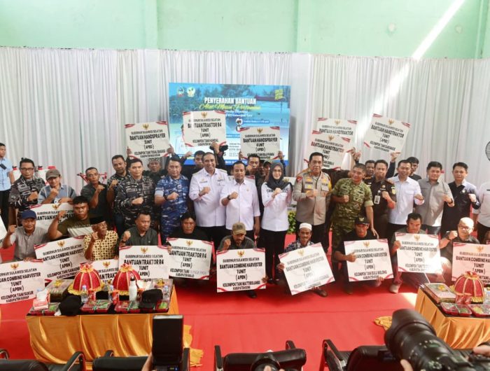 Gubernur Sulawesi Selatan, Andi Sudirman Sulaiman menegaskan bantuan alat dan mesin pertanian (alsintan) yang disalurkan Pemerintah Provinsi Sulsel kepada kelompok tani harus dimanfaatkan secara optimal untuk kepentingan petani dan tidak boleh disalahgunakan.