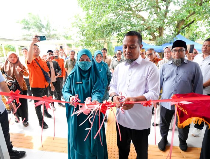 Gubernur Sulawesi Selatan, Andi Sudirman Sulaiman, meresmikan rehabilitasi 136 unit sekolah jenjang SMA, SMK dan SLB se-Sulawesi Selatan dengan total anggaran mencapai Rp484 miliar pada tahun anggaran 2025.