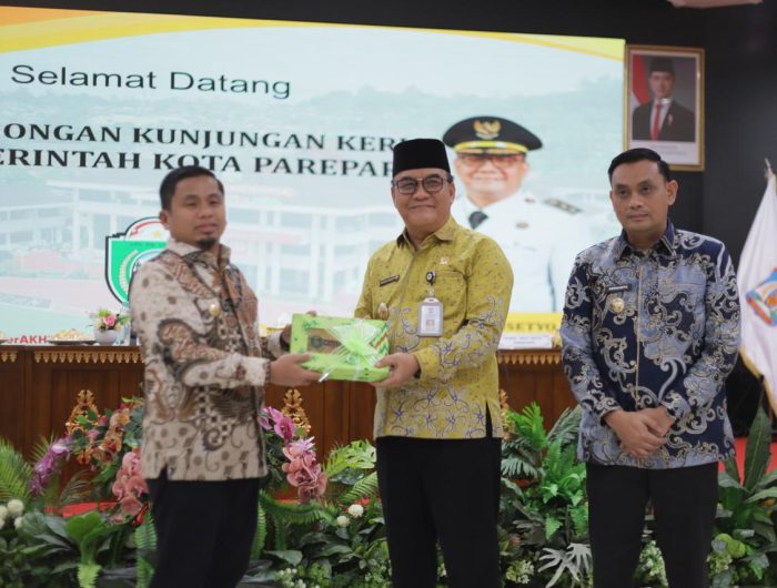 Wali Kota Tasming Hamid Kunjungi Balikpapan, Pererat Silaturahmi dan Tukar Pengalaman Antar Daerah 13 Wali Kota Parepare, Tasming Hamid bersama rombongan Forum Koordinasi Pimpinan Daerah (Forkopimda) serta jajaran Pemerintah Kota Parepare melakukan kunjungan kerja ke Kota Balikpapan. Kunjungan tersebut disambut langsung oleh Wakil Wali Kota Balikpapan, Bagus Susetyo. Jumat (23/1/2026).