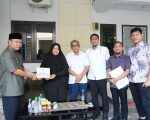 Gubernur Sulawesi Selatan, Andi Sudirman Sulaiman menyerahkan bantuan santunan kepada keluarga korban kecelakaan pesawat ATR 42-500 yang terjadi di kawasan Gunung Bulusaraung, Kabupaten Pangkep.