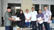 Gubernur Sulawesi Selatan, Andi Sudirman Sulaiman menyerahkan bantuan santunan kepada keluarga korban kecelakaan pesawat ATR 42-500 yang terjadi di kawasan Gunung Bulusaraung, Kabupaten Pangkep.