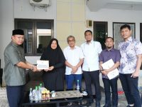 Gubernur Sulawesi Selatan, Andi Sudirman Sulaiman menyerahkan bantuan santunan kepada keluarga korban kecelakaan pesawat ATR 42-500 yang terjadi di kawasan Gunung Bulusaraung, Kabupaten Pangkep.