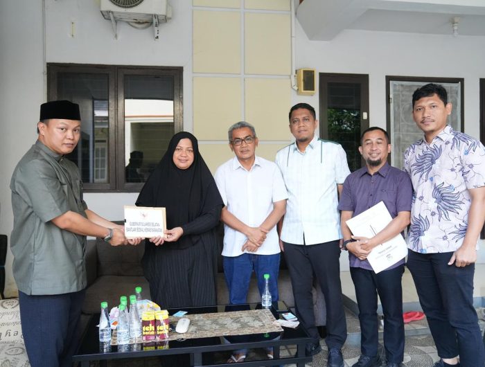 Gubernur Sulawesi Selatan, Andi Sudirman Sulaiman menyerahkan bantuan santunan kepada keluarga korban kecelakaan pesawat ATR 42-500 yang terjadi di kawasan Gunung Bulusaraung, Kabupaten Pangkep.
