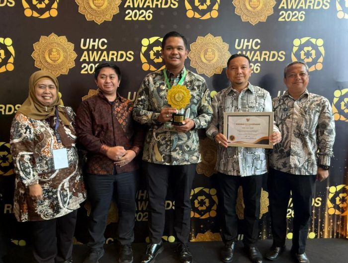 Berikan Pelayanan Kesehatan Masyarakat, Pemkab Bantaeng Raih UHC Award 13 Pemerintah Kabupaten Bantaeng berhasil meraih penghargaan Universal Health Coverage (UHC) Award tahun 2026 dari Pemerintah Pusat untuk Kategori Madya, perolehan ini meningkat dari tahun sebelumnya yaitu Kategori Pratama.