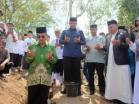 Bupati Kabupaten Bantaeng Uji Nurdin saat Groundbreaking Pondok Pesantren As’adiyah, di Bonto Tangnga, Kecamatan Ulu Ere, Kabupaten Bantaeng, Sabtu 24 Januari 2026.