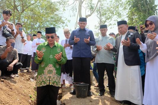 Bupati Kabupaten Bantaeng Uji Nurdin saat Groundbreaking Pondok Pesantren As’adiyah, di Bonto Tangnga, Kecamatan Ulu Ere, Kabupaten Bantaeng, Sabtu 24 Januari 2026.