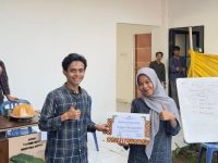 Merumahkan Honorer di Dompu: Kepatuhan Hukum, Bukan Kebijakan Sewenang-wenang 15 Kebijakan Pemerintah Kabupaten Dompu yang merumahkan ribuan tenaga honorer menuai beragam reaksi di tengah masyarakat. Sebagian pihak menilai langkah tersebut tidak manusiawi, bahkan dianggap mengabaikan aspek sosial dan kemanusiaan. Namun jika ditelaah secara jernih dari perspektif hukum tata negara dan administrasi pemerintahan, kebijakan tersebut justru merupakan bentuk kepatuhan terhadap perintah undang-undang, bukan kebijakan sepihak yang lahir dari kehendak politik kepala daerah.