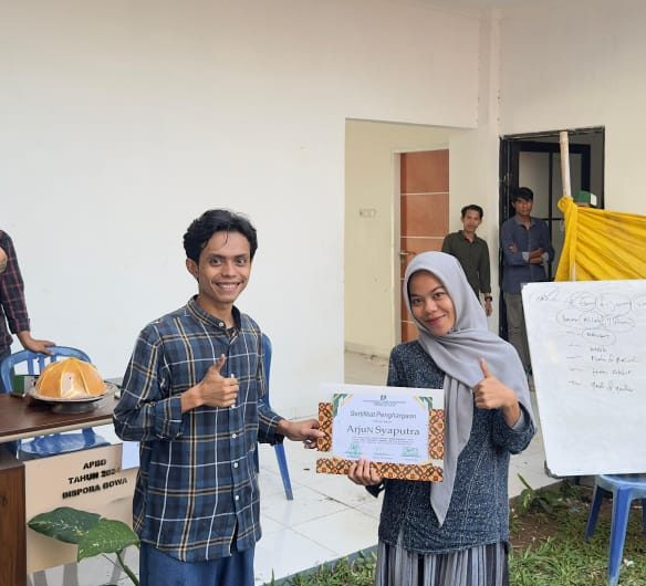 Merumahkan Honorer di Dompu: Kepatuhan Hukum, Bukan Kebijakan Sewenang-wenang 13 Kebijakan Pemerintah Kabupaten Dompu yang merumahkan ribuan tenaga honorer menuai beragam reaksi di tengah masyarakat. Sebagian pihak menilai langkah tersebut tidak manusiawi, bahkan dianggap mengabaikan aspek sosial dan kemanusiaan. Namun jika ditelaah secara jernih dari perspektif hukum tata negara dan administrasi pemerintahan, kebijakan tersebut justru merupakan bentuk kepatuhan terhadap perintah undang-undang, bukan kebijakan sepihak yang lahir dari kehendak politik kepala daerah.