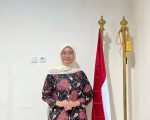 Di Indonesia, perempuan kerap hidup di bawah sorotan dan penilaian sosial yang berlapis. Cara berpakaian, tutur kata, hingga keberadaan di ruang publik sering kali diatur atas nama moralitas dan agama.