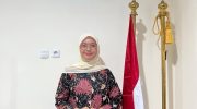 Di Indonesia, perempuan kerap hidup di bawah sorotan dan penilaian sosial yang berlapis. Cara berpakaian, tutur kata, hingga keberadaan di ruang publik sering kali diatur atas nama moralitas dan agama.