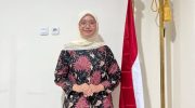 Di Indonesia, perempuan kerap hidup di bawah sorotan dan penilaian sosial yang berlapis. Cara berpakaian, tutur kata, hingga keberadaan di ruang publik sering kali diatur atas nama moralitas dan agama.