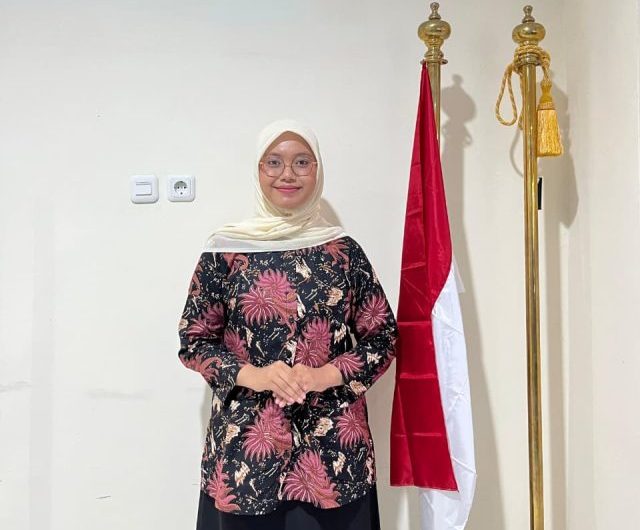 Di Indonesia, perempuan kerap hidup di bawah sorotan dan penilaian sosial yang berlapis. Cara berpakaian, tutur kata, hingga keberadaan di ruang publik sering kali diatur atas nama moralitas dan agama.