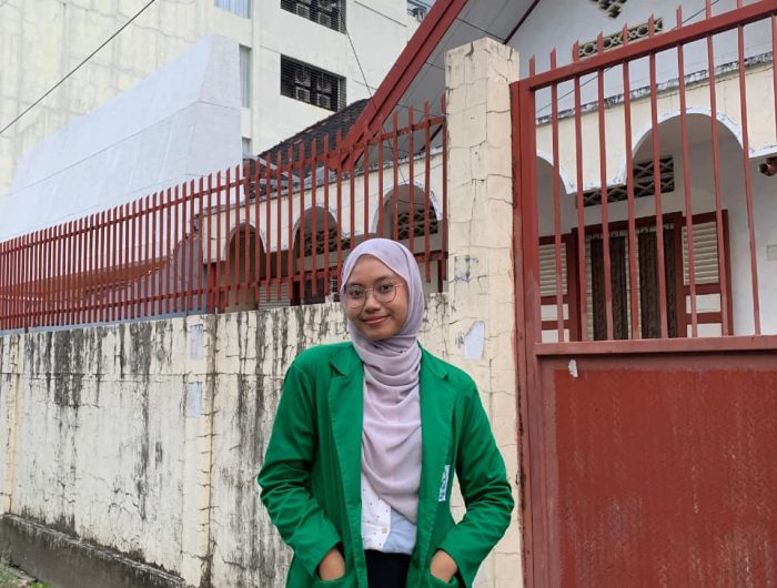 Media sosial, khususnya TikTok, dalam beberapa waktu terakhir dipenuhi oleh konten yang menormalisasi praktik pernikahan usia muda. Narasi yang dibangun cenderung seragam: menikah muda digambarkan sebagai sumber kebahagiaan, pintu rezeki yang lebih mudah terbuka, hingga solusi ideal untuk menghindari pergaulan bebas.