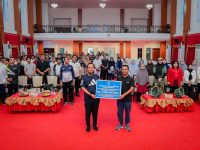 Gubernur Sulawesi Selatan, Andi Sudirman Sulaiman, menerima bantuan donasi kemanusiaan senilai Rp1,2 miliar lebih dari Pemerintah Kabupaten Bone. Bantuan tersebut diserahkan langsung oleh Bupati Bone, Andi Asman Sulaiman, di Aula Asta Cita Rumah Jabatan Gubernur Sulsel, Makassar, Jumat (2/1/2026).