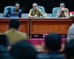 Pelaksana Tugas (Plt) Kepala Dinas Komunikasi, Informatika, Statistik, dan Persandian (Diskominfo-SP) Provinsi Sulawesi Selatan, Muhammad Salim Basmin secara perdana memimpin rapat bersama jajaran Bidang Hubungan Masyarakat (Humas) Diskominfo-SP Sulsel di Ruang Command Center, Kantor Gubernur Sulsel, Senin, (2/02/2026).