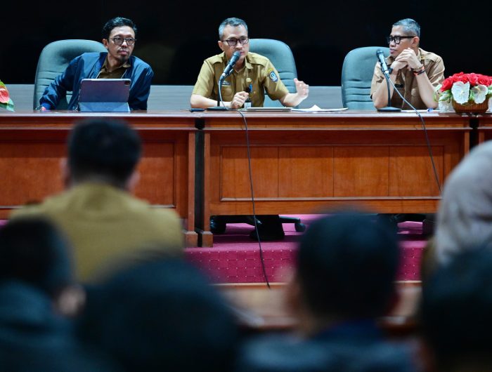 Rapat Perdana Plt Kadis Kominfo Sulsel Salim Basmin, Ini Pesan Penting untuk Tim Humas 13 Pelaksana Tugas (Plt) Kepala Dinas Komunikasi, Informatika, Statistik, dan Persandian (Diskominfo-SP) Provinsi Sulawesi Selatan, Muhammad Salim Basmin secara perdana memimpin rapat bersama jajaran Bidang Hubungan Masyarakat (Humas) Diskominfo-SP Sulsel di Ruang Command Center, Kantor Gubernur Sulsel, Senin, (2/02/2026).