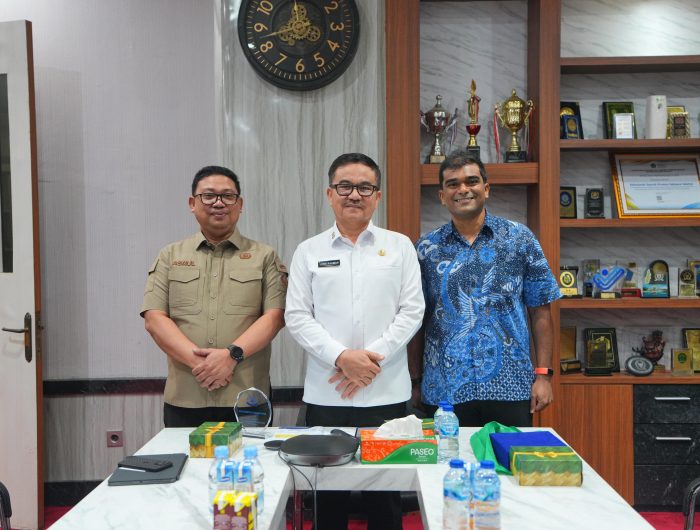 Sekretaris Daerah Provinsi Sulawesi Selatan, Jufri Rahman menerima kunjungan Embassy of the Republic of Singapore–Jakarta yang diwakili First Secretary (Political) Malik Vickland, di Ruang Kerja Sekdaprov Sulsel, Selasa, (3/03/2026).