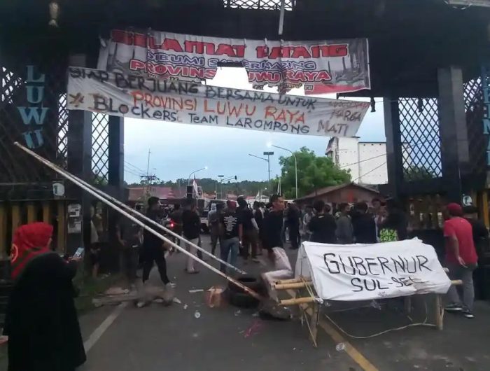 Bupati Luwu, Patahudding menyesalkan aksi unjuk rasa yang berlangsung di perbatasan Kabupaten Luwu-Wajo dan sempat memicu penutupan Jalan Trans Sulawesi yang menjadi jalur penghubung utama kedua daerah.