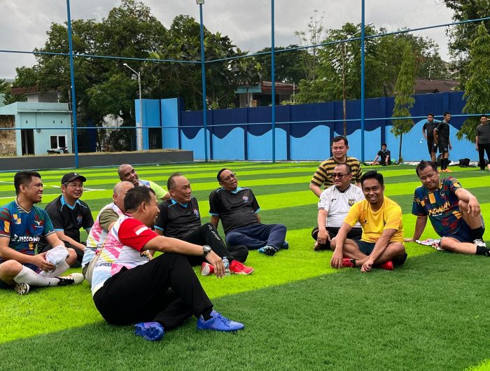 Suasana kekeluargaan dan sportivitas mewarnai pertandingan sepak bola persahabatan antara Tim Pemerintah Provinsi Sulawesi Selatan (Pemprov Sulsel) berhadapan dengan Tim Badan Kepegawaian Negara (BKN) yang berkolaborasi dengan KORPRI.