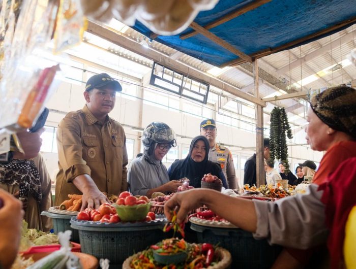 Bupati Bantaeng, M. Fathul Fauzy Nurdin bersama Forum Koordinasi Pimpinan Daerah (Forkopimda) melakukan pengecekan harga sembako jelang Ramadan, Senin, (16/02/2026).