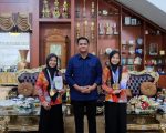 Bupati Bantaeng, M. Fathul Fauzy Nurdin menjamu Dua siswi SMAN 1 Bantaeng yang berhasil mengharumkan nama Indonesia, di Rumah Jabatan Bupati Bantaeng, Rabu, 18 Februari 2026.