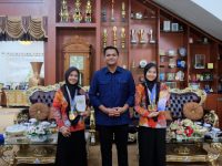 Bupati Bantaeng, M. Fathul Fauzy Nurdin menjamu Dua siswi SMAN 1 Bantaeng yang berhasil mengharumkan nama Indonesia, di Rumah Jabatan Bupati Bantaeng, Rabu, 18 Februari 2026.