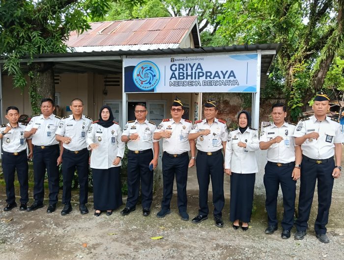 Bapas Kelas II Watampone menerima kunjungan Kepala Kantor Wilayah Direktorat Jenderal Pemasyarakatan Sulawesi Selatan di Griya Abhipraya Merdeka Berkarya, Kamis (19/02/2026). Kunjungan ini menjadi bagian dari langkah strategis dalam menyongsong implementasi KUHP terbaru, khususnya terkait penerapan pidana alternatif berupa kerja sosial.