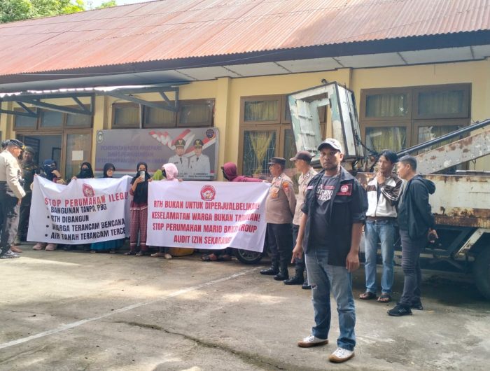 Warga Syamsul Bahri Demo Dugaan Pelanggaran Perumahan Pesona Mario, Pemkot Parepare Ancam Bekukan Izin 13 Warga Jalan Syamsul Bahri yang didampingi LSM Pakar menggelar unjuk rasa terkait dugaan pelanggaran pembangunan Perumahan Pesona Mario di Jalan Syamsul Bahri, Parepare, Jumat (20/02/2026).