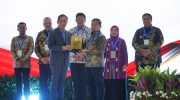 Kota Parepare resmi meraih Sertifikat Menuju Kota Bersih Tahun 2025 dari Kementerian Lingkungan Hidup dan Badan Pengendalian Lingkungan Hidup Republik Indonesia. Penghargaan tersebut diberikan berdasarkan hasil penilaian kinerja pengelolaan sampah tahun 2025 yang tertuang dalam Keputusan Menteri yang ditetapkan di Jakarta pada 18 Februari 2026.
