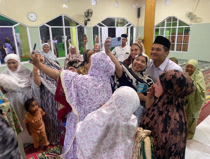 Bupati Bantaeng, M. Fathul Fauzy Nurdin menghadiri Safari Ramadan, di Masjid Nur Taqwa Kampung Camba' Lojong, Kecamatan Bisappu, Jumat, 27 Februari 2026. Dalam kesempatan itu, kepala daerah yang akrab disapa Uji Nurdin ini memberikan bantuan uang tunai kepada pengurus masjid.