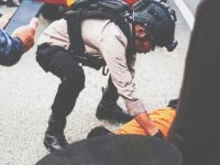 Insiden dugaan kekerasan saat pemantauan balap liar terjadi di Kota Tual dan menyebabkan seorang warga mengalami luka berat. Peristiwa tersebut kini dalam penyelidikan aparat kepolisian.